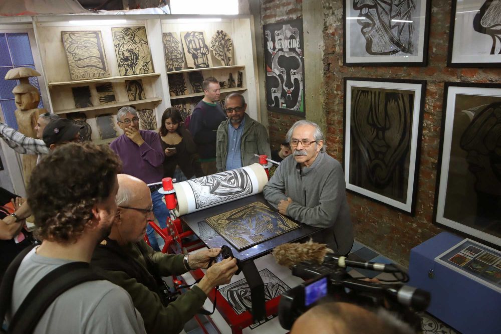 Dentro de las actividades del Mono González destaca la realización de un taller junto a estudiantes de la UNAM y un mural, el jueves 28 de agosto en la terraza FILUNI.